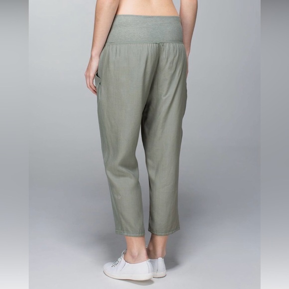 Lululemon Post Power Crop
Earl Grey / Heathered Earl Grey 6 - Picture 2 of 14